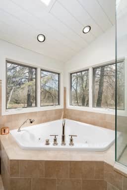 Riverfront Inn - Image 5