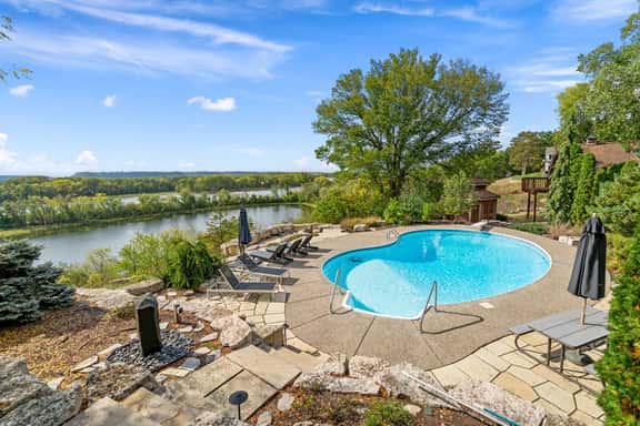 Riverfront Inn - Image 1