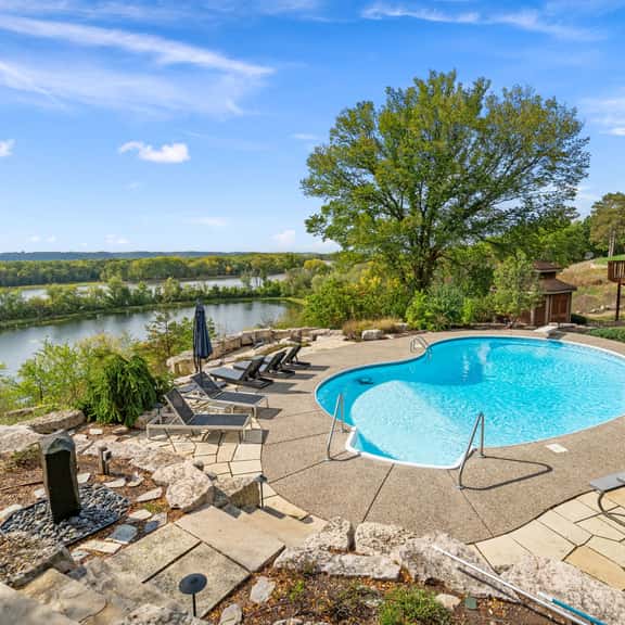 Riverfront Inn - Image 1